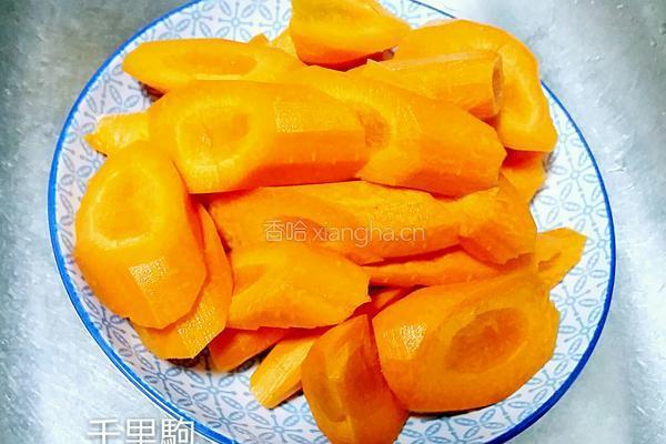 胡萝卜排骨汤的做法图解2
