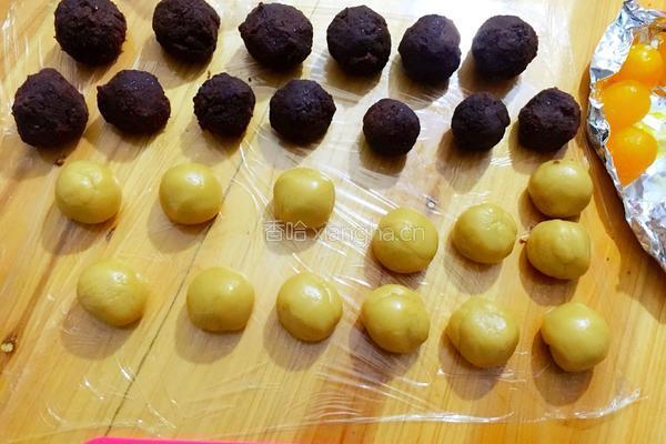 广式豆沙蛋黄月饼的做法图解8