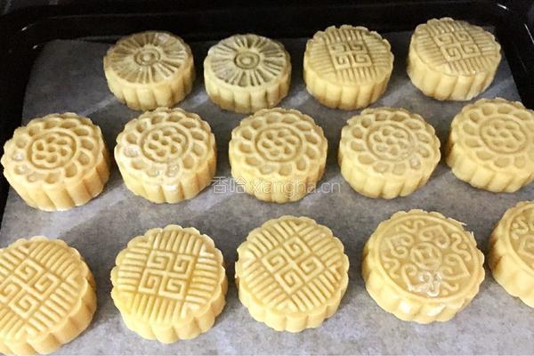 广式豆沙蛋黄月饼的做法图解17