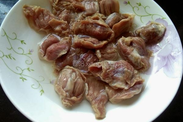 酸豆角炒鸡胗的做法图解1