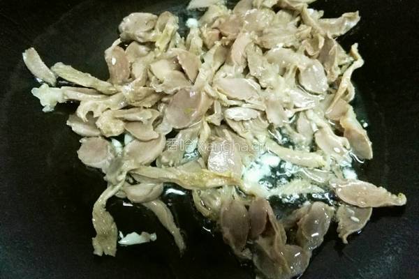 酸豆角炒鸡胗的做法图解10