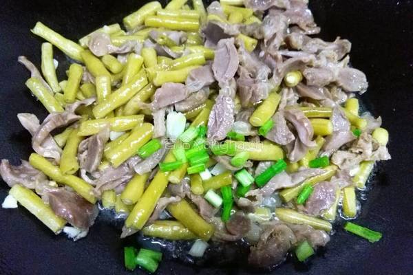 酸豆角炒鸡胗的做法图解12