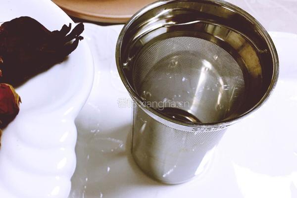 菊花玫瑰茶的做法图解2