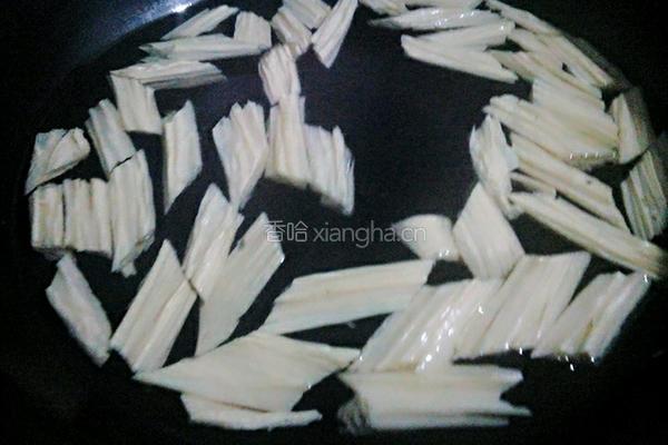 洋葱木耳拌腐竹的做法图解2