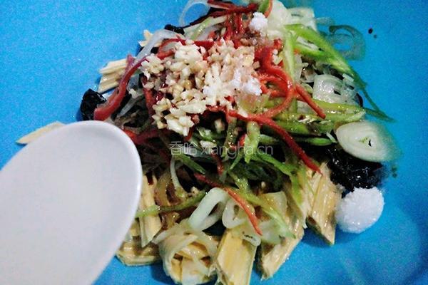 洋葱木耳拌腐竹的做法图解10