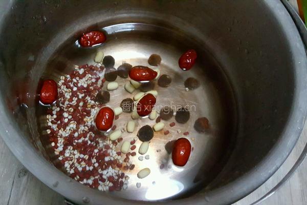 桂圆莲子红豆粥的做法图解2
