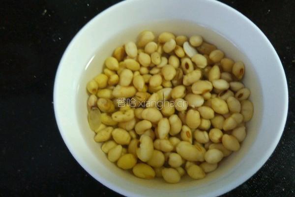 排骨黄豆粥的做法图解1