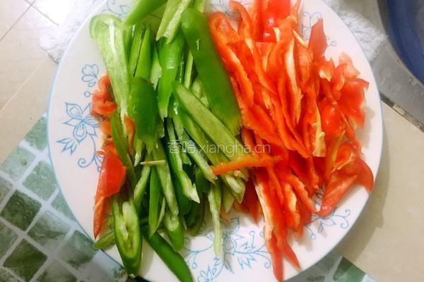 辣椒炒肉的做法图解1