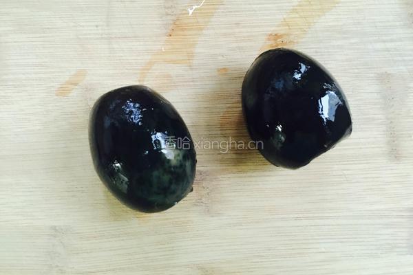 松花蛋拌豆腐的做法图解2