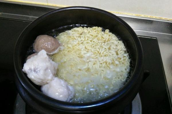 火锅肉丸子煮泡面的做法图解4