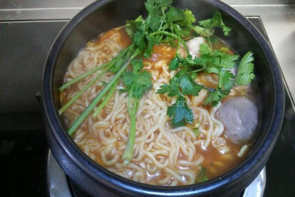 火锅肉丸子煮泡面的做法图解7
