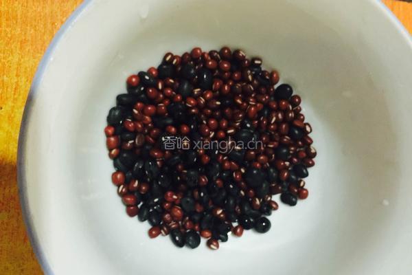 红豆黑豆大米粥的做法图解2