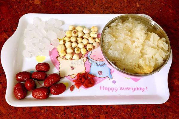 冰糖银耳莲子羹的做法图解1