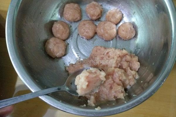 菠菜蘑菇汆丸子汤的做法图解5