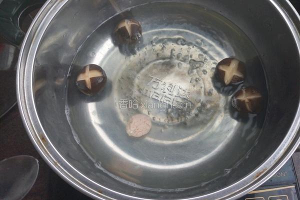 菠菜蘑菇汆丸子汤的做法图解6