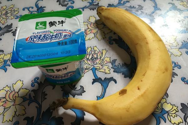 香蕉奶昔的做法图解1