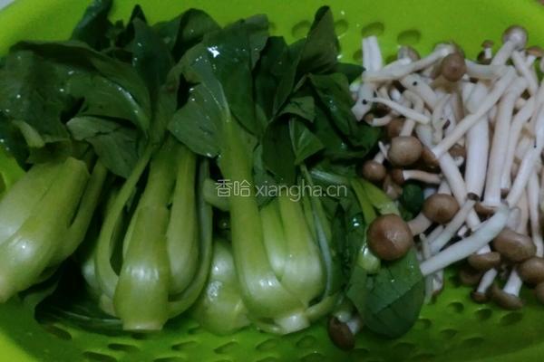 蟹味菇炒小油菜的做法图解1