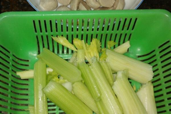 西芹炒肉丸的做法图解2