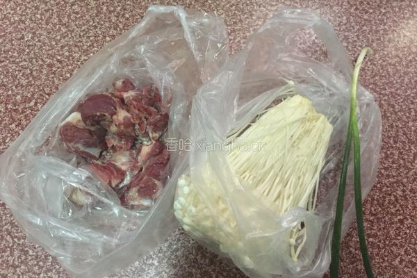 金针菇排骨汤的做法图解1