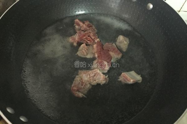 金针菇排骨汤的做法图解2