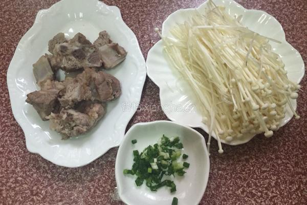 金针菇排骨汤的做法图解3