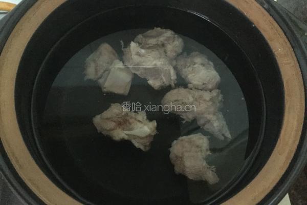 金针菇排骨汤的做法图解4