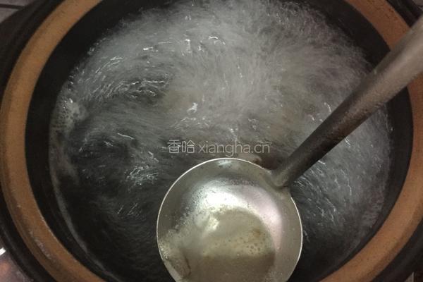 金针菇排骨汤的做法图解5
