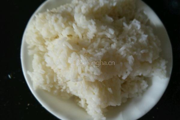 腊肠炒米饭的做法图解1