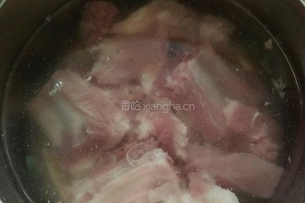 酸菜排骨汤的做法图解1