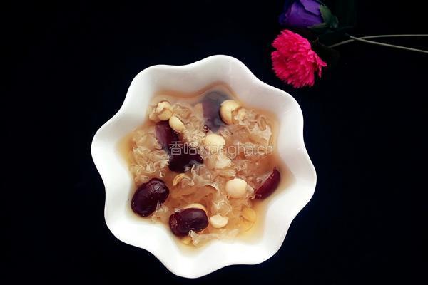 银耳莲子汤的做法图解6