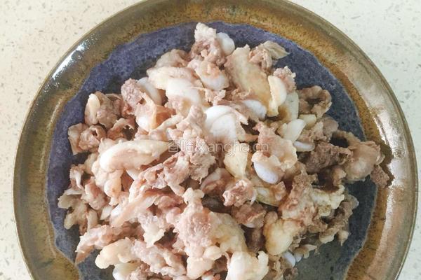 豆腐炖牛肉的做法图解1