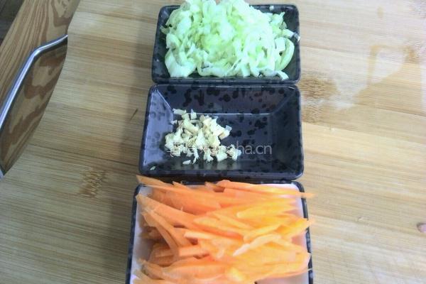豆芽肉丝焖饼的做法图解2
