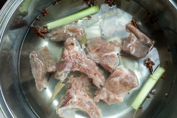 东北排骨炖豆角的做法图解1