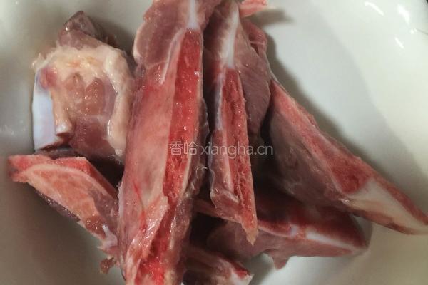 胡萝卜玉米汤扇子骨汤的做法图解1