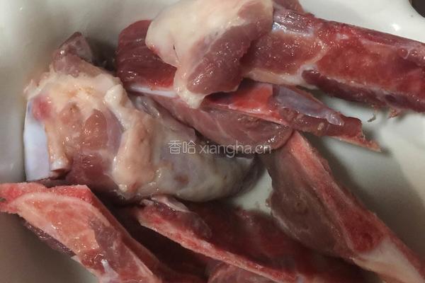 胡萝卜玉米汤扇子骨汤的做法图解2