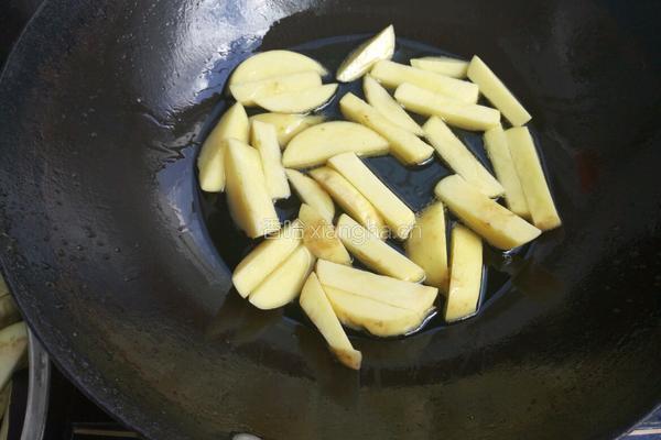 肉末酱焖茄子土豆的做法图解3