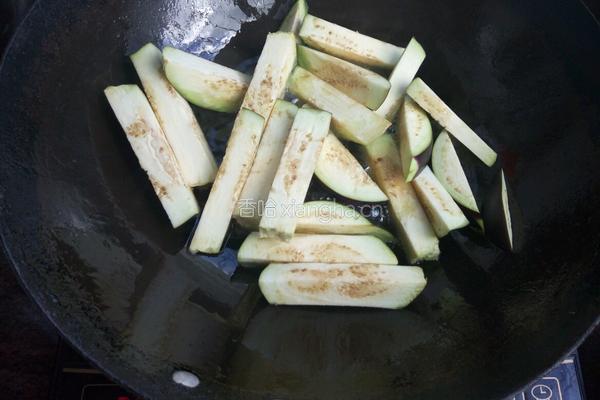 肉末酱焖茄子土豆的做法图解4