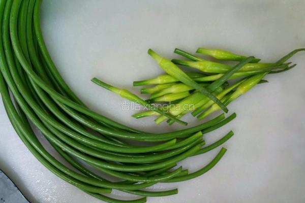 蒜台炒肉的做法图解2
