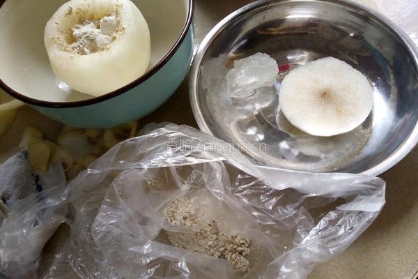 川贝粉炖雪梨的做法图解2