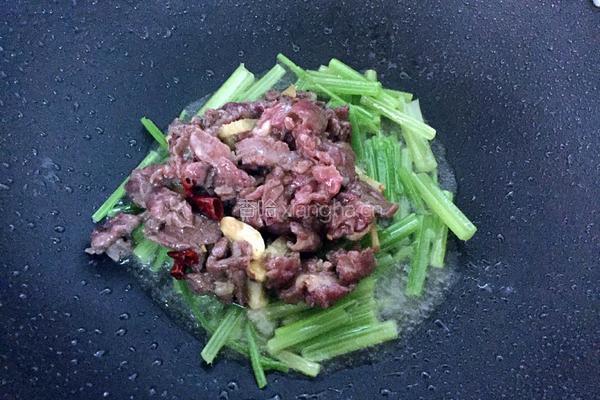 香芹炒牛肉的做法图解5