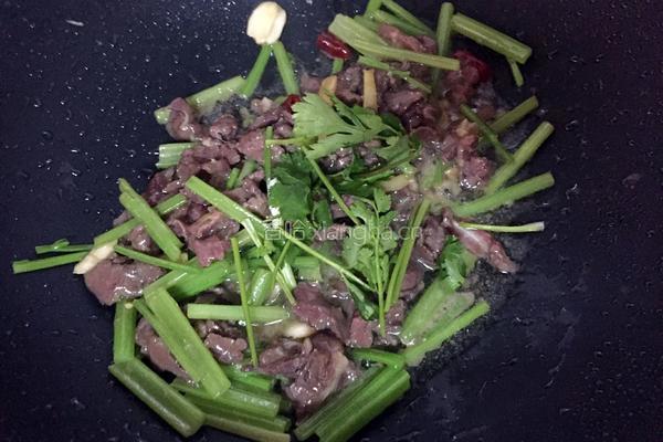 香芹炒牛肉的做法图解7