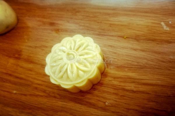 莲蓉蛋黄月饼的做法图解3