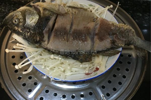 清蒸金针菇鲫鱼的做法图解3
