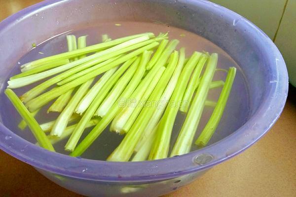 芹菜炒肉的做法图解1