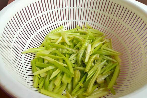 芹菜炒肉的做法图解3