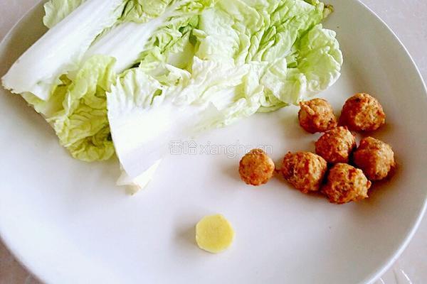 白菜炒丸子的做法图解1