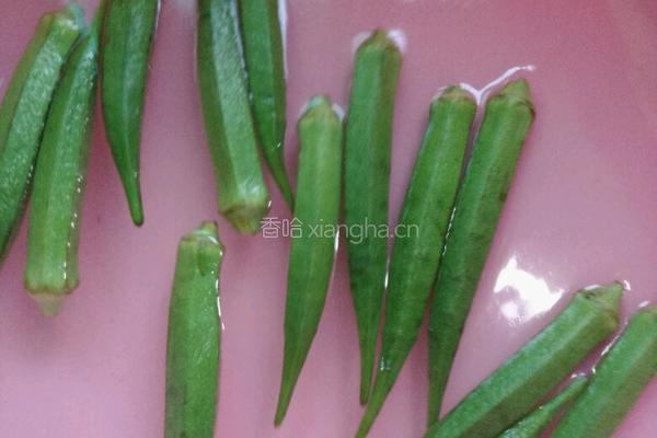 白灼黄秋葵的做法图解1