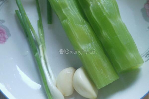 凉拌莴笋丝的做法图解1