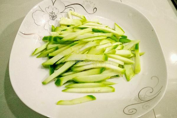 鸡蛋丝瓜汤的做法图解2