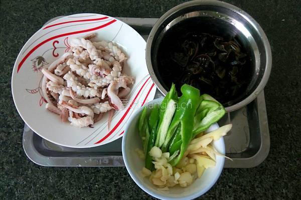 黑木耳炒鱿鱼的做法图解3